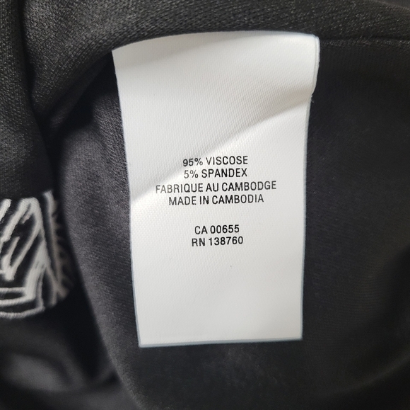 REITMANS Black & White Skirt. Leafs/Feather Print. Size Medium. - Picture 7 of 8